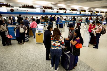コンファレンス・ボード（ＣＢ）のデータによると、今後６カ月以内で海外旅行を計画している米国民の割合が２１．８％と、過去最高になったことが分かった。今年１月、マイアミで撮影（２０２３年　ロイター/Marco Bello）