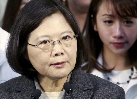 　３月１８日、台湾の蔡英文次期総統（写真左）は、中国が西アフリカのガンビアと国交を回復したことを受け、台湾の外交情勢は楽観できないとし、国際社会における台湾の立場を守る必要がある、との見方を示した。台北市で１月撮影（２０１６年　ロイター/Pichi Chuang）