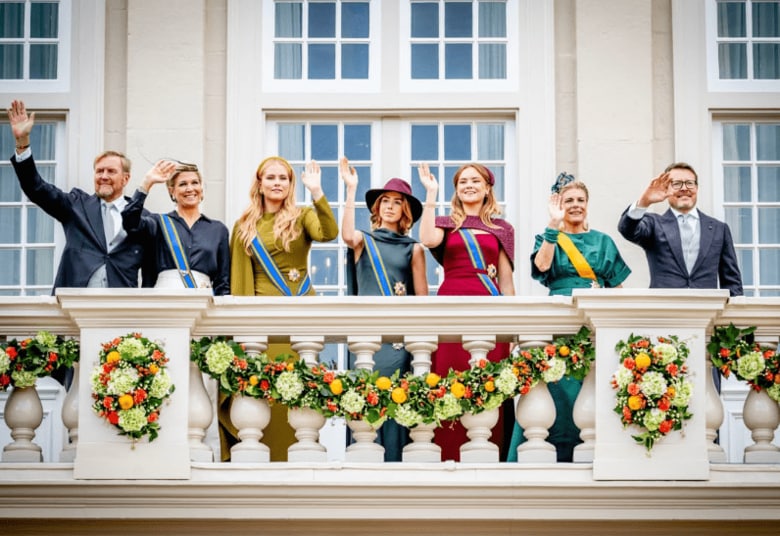 オランダ王室一家、アマリア王女（左から3人目）　koninklijkhuis instagram