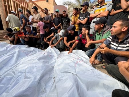 パレスチナ自治区ガザを攻撃するイスラエルを米国が支援していることを理由に辞職した１２人の元米政府高官が２日、ガザでのパレスチナ住民殺害の「紛れもない共犯」としてバイデン政権を非難した。写真は６月３０日、ガザ南部の病院で撮影（２０２４年　ロイター/Kamel Hamdan）