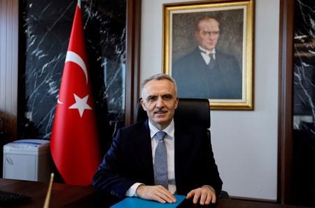 トルコのエルドアン大統領は、昨年１１月に任命したばかりのトルコ中央銀行のアーバル総裁を解任した。解任されたアーバル総裁、２月撮影。（２０２１年　ロイター/Umit Bektas）