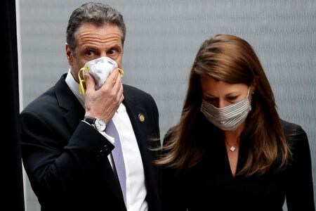 米ニューヨーク州のクオモ知事の側近が１０日の電話会議で州議会の議員らに対し、新型コロナウイルス感染による高齢者施設での死者数の公開要求に応じなかったことを謝罪した。写真は記者ブリーフィングに臨むクオモ知事（左）。昨年５月７日にニューヨークで撮影。（２０２１年　ロイター／Mike Segar）