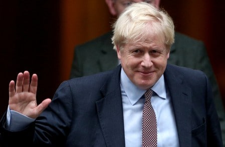 　１０月２６日、ジョンソン英首相が提案した前倒し総選挙実施の是非を問う２８日の英議会採決を控えた世論調査で、英与党・保守党の支持率が野党・労働党を１６ポイント上回った。写真は官邸から出てくるジョンソン氏。１０月２４日、ロンドンで撮影（２０１９年　ロイター/Hannah McKay）
