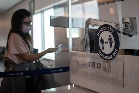 米ユナイテッド航空は２２日、利用客に対するマスク着用義務を拡大し、機内だけでなく空港内でも適用すると発表した。テキサス州ヒューストンの空港で２１日撮影（２０２０年　ロイター/ADREES LATIF）