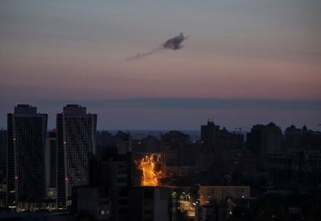 ５月２８日、ウクライナの首都キーウ（キエフ）で２８日、ロシア軍のドローン（無人機）による大規模な攻撃があった。写真はロシアのドローン攻撃後、キーウ市街から立ち上る煙。同日撮影（２０２３年　ロイター/Gleb Garanich）