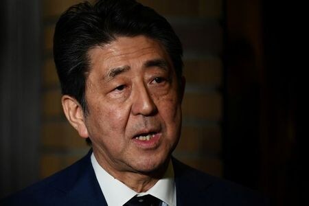 　４月２日、安倍晋三首相（写真）は２日の衆院本会議で、東京五輪・パラリンピックの１年延期に関して「２０カ国・地域（Ｇ２０）首脳はじめ国際社会からも評価を得ている」と述べた。写真は都内で３月代表撮影（２０２０年　ロイター）