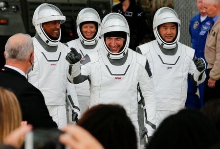 　１１月１５日　米国の実業家イーロン・マスク氏が率いる民間宇宙企業スペースＸの新型宇宙船「クルードラゴン」が打ち上げに成功した。野口聡一さん（写真右端の宇宙服姿）ら日米の飛行士４人が乗り込んでおり、国際宇宙ステーション（ＩＳＳ）に向かう。１１１月１５日、フロリダ州のケネディ宇宙センターで撮影（２０２０年　ロイター/Joe Skipper）