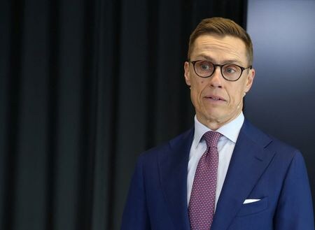 フィンランドのアレクサンデル・ストゥブ大統領は１日、フィンランドには「真の核抑止力」が必要との見解を示した。写真は２月１２日、大統領選出後ヘルシンキで記者会見するストゥブ氏（２０２４年　ロイター／Tom Little）