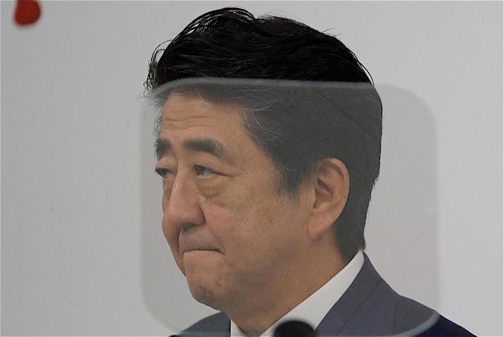 安倍晋三首相（写真）は午前、仏ピアリッツで24─26日に行われる主要7カ国（G7）首脳会議（サミット）出席を前に、今後とも米国としっかり連携しつつ、地域の平和と安定の確保に努めると述べた。写真は大阪で6月撮影（2019年　ロイター／Jorge Silva）