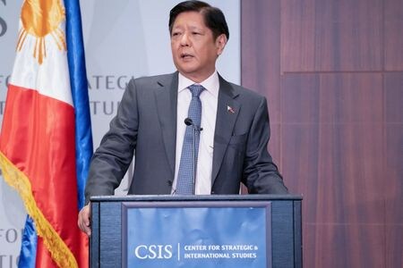　７月２１日、フィリピンのマルコス大統領（写真）は、ドゥテルテ前政権が進めた「麻薬戦争」に絡む麻薬犯罪容疑者の超法規的殺害を巡る国際刑事裁判所（ＩＣＣ、本部オランダ・ハーグ）の捜査に協力しないと表明した。写真はワシントンで５月撮影（２０２３年　ロイター／Nathan Howard）