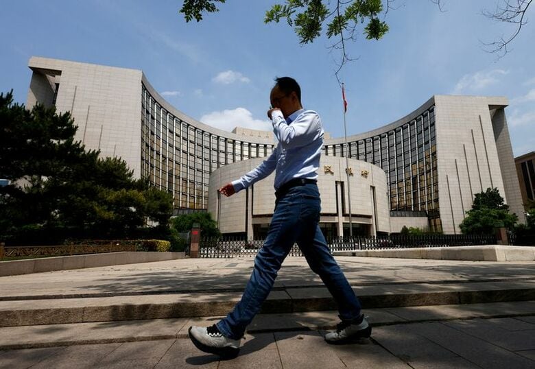 北京にある中国人民銀行の本部前で2025年5月7日撮影。REUTERS/Tingshu Wang/File Photo