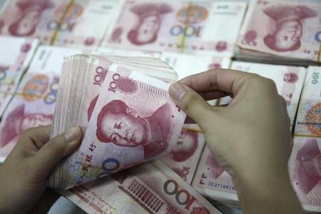 　中国人民銀行（中央銀行）が１１日発表した６月の人民元建て新規融資は２兆８１００億元（４１９３億ドル）と、前月の１兆８９００億元から増加し、市場予想の２兆４０００億元を上回った。写真は人民元紙幣。安徽省淮北で２０１０年８月撮影（２０２２年　ロイター）