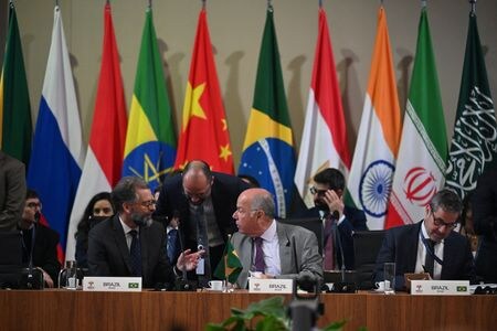 ロシアや中国、インドなどの有力新興国で構成する「ＢＲＩＣＳ」は２９日、ブラジルのリオデジャネイロで外相会合を開いた。共同声明の採択には至らなかったものの、議長国ブラジルは貿易保護主義に対抗する議長声明を発表した。４月２９日、ブラジルのリオデジャネイロで開かれた「ＢＲＩＣＳ」外相会合（２０２５年　ロイター／ Mauro Pimentel/Pool via REUTERS）