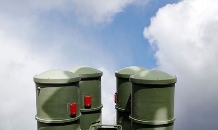 　１１月１４日、ロシアの通信社によると、同国はインドへの地対空ミサイルシステム「Ｓ４００」の供給を開始した。米国がロシア製兵器の購入を巡りインドに制裁を科す可能性がある。写真はロシア・カリーニングラード近郊の軍事基地に配備されたＳ４００「トライアンフ」。２０１９年３月１１日撮影（２０２１年　ロイター/Vitaly Nevar）