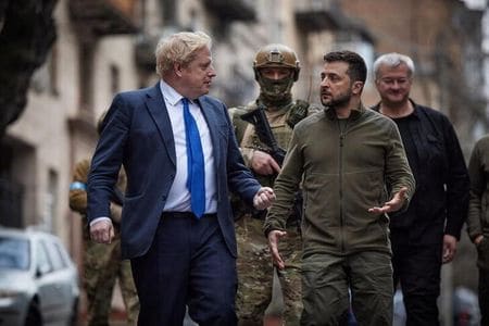 　ウクライナのゼレンスキー大統領は９日演説し、ロシアの侵略はウクライナだけにとどまらず、欧州全域が標的だと指摘、西側諸国にロシア産エネルギーの完全輸入禁止とウクライナへの武器供与拡大を求めた。写真は首都キーウを訪問したジョンソン英首相と話すゼレンスキー大統領。９日撮影（２０２２年　ロイター/UKRAINIAN PRESIDENTIAL PRESS SER）
