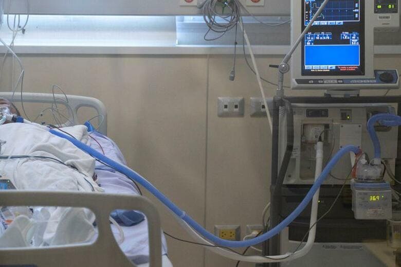 ロイターの集計によると、世界の新型コロナウイルス感染者が350万人を超え、死者は25万人に迫っている。ただ、感染者や死者の増加ペースはピークと比べ鈍化している。写真はバンコクの病院で4月撮影（2020年　ロイター/Athit Perawongmetha）