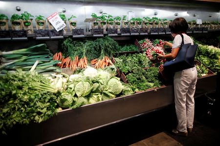 フランス国立統計経済研究所（ＩＮＳＥＥ）は７日、食料品価格の上昇圧力緩和を背景に年末のインフレ率見通しを６月時の４．４％から４．２％に下方修正した。２０２０年８月撮影（２０２３年　ロイター/Benoit Tessier）