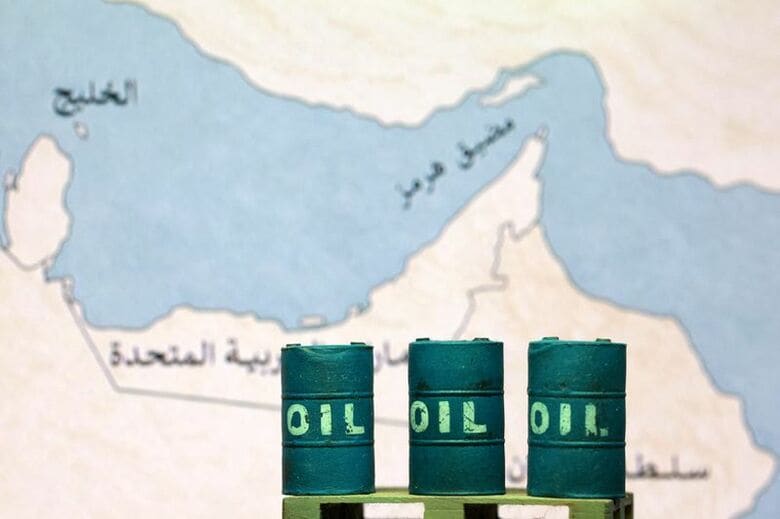 ホルムズ海峡を示した地図と原油のイメージ。3月撮影。REUTERS/Dado Ruvic