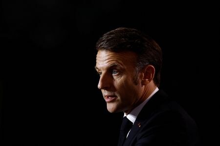 フランスのマクロン大統領は２０日、欧州の軍事予算に充てられる数十億ユーロの税金が米国製兵器の購入だけに使用されるべきではないとの考えを示すとともに、国内の防衛産業への投資拡大を呼びかけた。同日撮影（２０２５年　ロイター/Stephane Mahe）