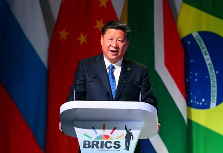 ７月２５日、南アフリカで始まった新興５カ国（ＢＲＩＣＳ）首脳会議に出席している中国の習近平国家主席は２５日、世界的な貿易戦争に勝者はいないとの考えを示し、一国主義に対抗するよう呼び掛けた。ヨハネスブルグで撮影（２０１８年　ロイター/Mike Hutchings）