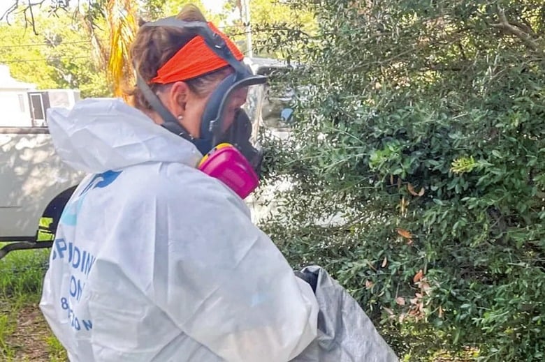 血液などからの感染リスクもあるため防護服を着て作業に当たる　LAURA SPAULDING