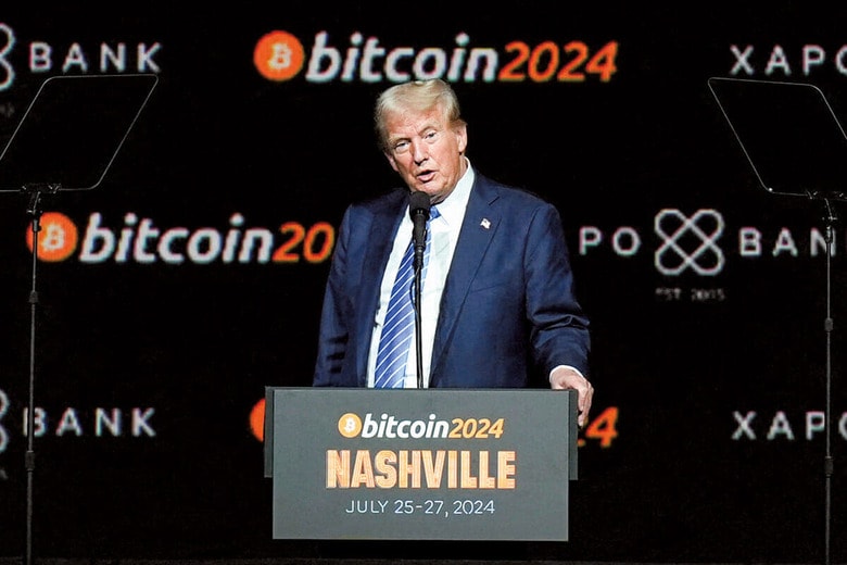今年7月、ビットコインのイベントで演説するトランプ。選挙後、ビットコインは史上最高値を記録　KEVIN WURMｰREUTERS