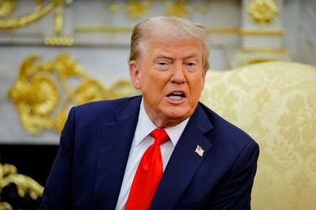 　トランプ米大統領は１４日、ロシアに制裁を課す用意はあるが、欧州も米国と同等の措置を講じる必要があると述べた。写真はホワイトハウスで３日撮影（２０２５年　ロイター／Brian Snyder）