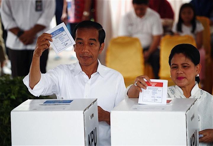 開票速報では現職のジョコ・ウィドド大統領がリードしている。写真はジャカルタで撮影（２０１９年　ロイター／EDGAR SU）