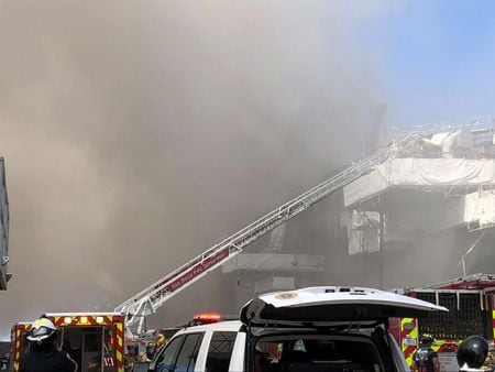 　７月１２日、米カリフォルニア州サンディエゴの米海軍基地に定期保守点検のため停泊中の強襲揚陸艦ボノム・リシャールで朝、爆発と同時に火災が起き、乗っていた２１人が軽傷を負い病院に搬送された。（２０２０年　ロイター/Monica Munoz/SD Fire-Rescue）