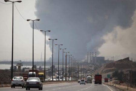 　イラン南部にある同国最大の港、バンダルアバスで２６日、大規模な爆発があり、少なくとも１４人が死亡、７００人以上が負傷した。写真はバンダルアバスで２６日撮影（２０２５年　ロイター/Mohammad Rasoul Moradi/IRNA/WANA）