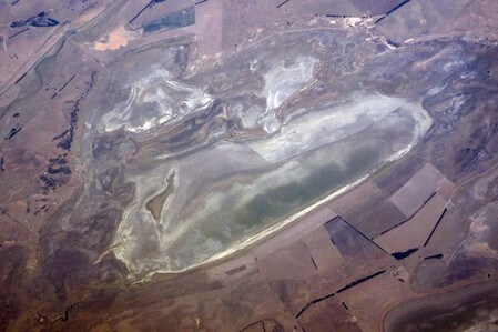 オーストラリア気象局は３日、最近の太平洋の海面水温の上昇により、年内にエルニーニョ現象が発生する確率が５０％になったと発表した。写真は干ばつにより水位の下がった湖。オーストラリアのキャンベラ郊外で２０１６年１月撮影（２０１８年　ロイター／David Gray）