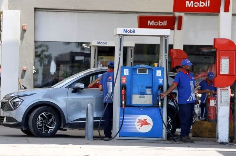 １１月２５日、アジア時間の原油先物は２週間ぶり高値近辺を維持している。写真はエジプトのカイロにあるガソリンスタンドで７月撮影（２０２４　ロイター／Mohamed Abd El Ghany）