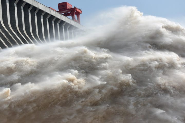 水位が危険な水準に達し、三峡ダムでは6月29日に放水が開始された（写真は2018年）　REUTERS
