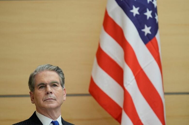 ５月１２日、首相官邸を訪問したベセント米財務長官。代表撮影。 REUTERS