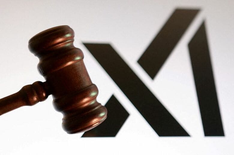 ｘＡＩのロゴと裁判所の木槌のイメージ。２０２５年８月撮影。REUTERS/Dado Ruvic