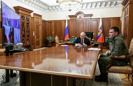 写真は１２月１１日、モスクワの大統領府で報告を受けるプーチン大統領。代表撮影。 REUTERS