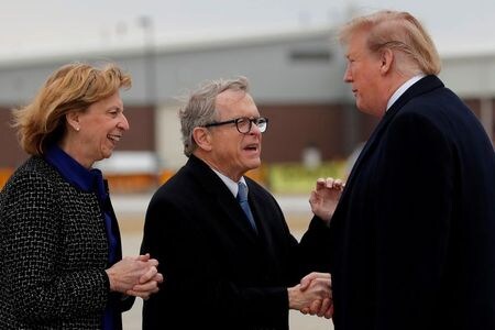 米オハイオ州のデワイン知事（中央）は６日、新型コロナウイルスに感染したと明らかにした。同州カントンで３月撮影（２０２０年　ロイター/Carlos Barria）