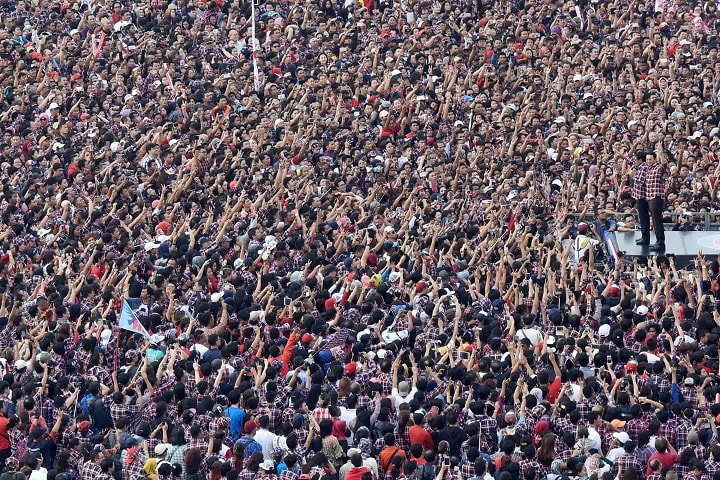 ジャカルタ特別州の知事選で再選を目指すアホック（ステージ上の右）と支持者　Wahyu Putro A/Antara Foto/REUTERS