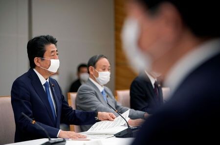 安倍晋三首相は７日の衆院議院運営委員会で、同日開く新型コロナウイルス対策本部を受けて緊急事態宣言を出したいと述べた。写真は６日の代表撮影。（２０２０年　ロイター）