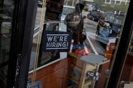 米労働省が３日発表した４月の雇用動態調査（ＪＯＬＴＳ）によると、求人件数は１９万１０００件増の７３９万１０００件だった。写真は２０２０年５月、フロリダ州マイアミのレストランで撮影（２０２５年　ロイター/Marco Bello）