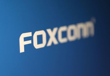 　１０月５日、世界最大の電子機器受託生産企業である台湾の鴻海（ホンハイ）精密工業は、第３・四半期の売上高が市場予想を上回り、過去最高となった。写真は同社のロゴ。昨年５月撮影のイメージ写真（２０２４年　ロイター/Dado Ruvic/Illustration）