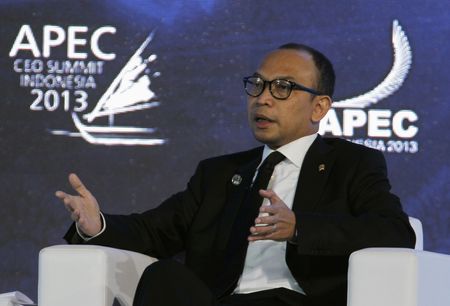 ４月１日、インドネシアのプラボウォ次期大統領の新政権について、関係筋は金融規制当局のマヘンドラ・シレガー氏と元財務相のハティブ・バスリ氏（写真）が財務相の最有力候補に挙がっていると明らかにした。ヌサドゥアで２０１３年１０月撮影（２０２４年　ロイター/Beawiharta）
