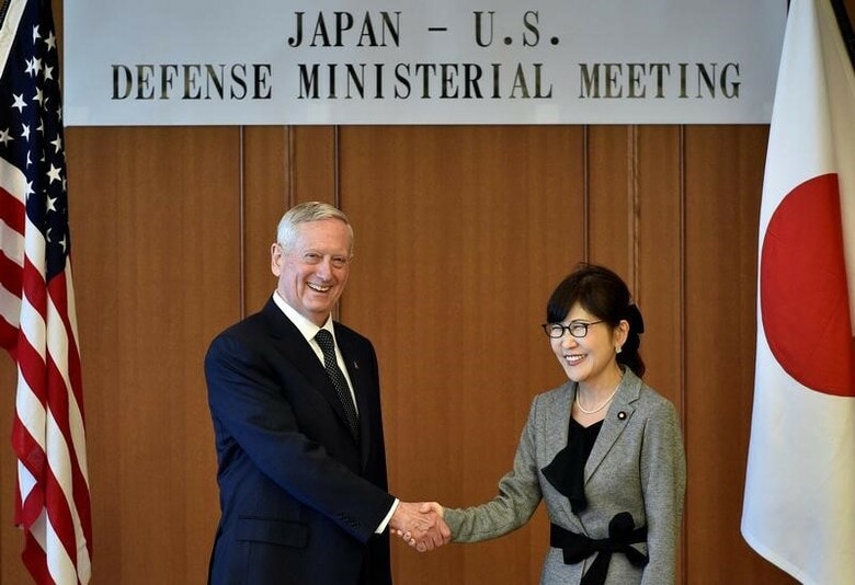 ２月４日、米トランプ新政権の閣僚として初来日したマティス国防長官（写真左）は、稲田朋美防衛相（写真右）と会談した。代表撮影（２０１７年　ロイター/Franck Robichon）