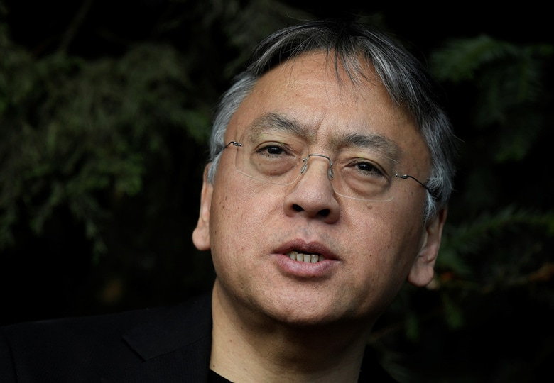 １０月５日、ノーベル文学賞を受賞した長崎県生まれの英国人作家カズオ・イシグロ氏（６２）は、「びっくり仰天して喜んでいる」と受賞の驚きを語った。写真はロンドンの自宅近くで取材に応じる石黒氏（２０１７年　ロイター/Toby Melville）