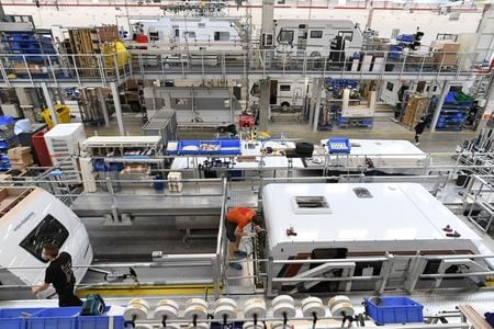 ３月２４日、  ＨＳマークイットが発表した３月のドイツ製造業購買担当者景気指数 （ＰＭＩ）速報値は６６．６と２月の６０．７から上昇し、１９９６年４月の調査開始以降で最高の水準となった。独　ヤンデルスブルンの工場で１６日撮影（２０２１年　ロイター/Andreas Gebert）