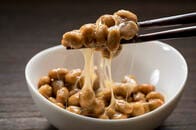 納豆が感染後の悪化を防ぐ可能性　新型コロナ