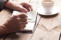 日記を書くと血圧が下がる？　健康づくりに役立つ感情日記とは何か