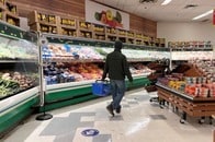 水のボトル6本が2000円　カナダ極北部の人びとを苦しめる物価高