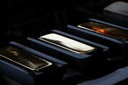 金価格は約2週間ぶり高値、ＦＯＭＣ・中東情勢注視