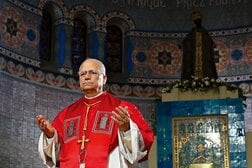 ローマ教皇を攻撃したトランプの下から去る保守票…11月の中間選挙を乗り越えられるのか